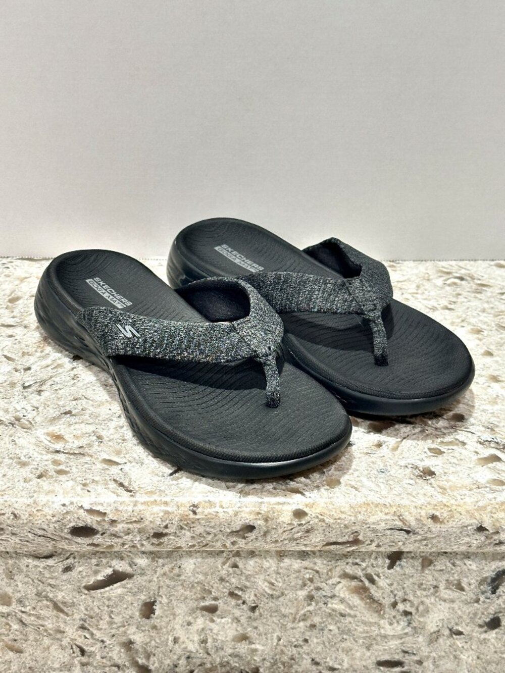 Skechers On the Go Goga Mat Flip Flops Womens 7 Black Gray Thong Sandals Sporty